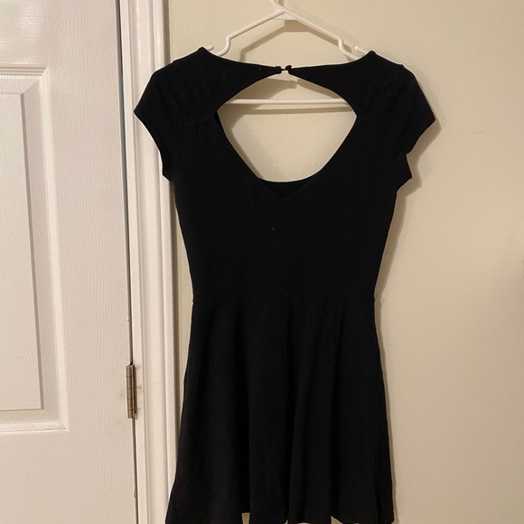 Black short sleeve mini dress with open back detail - Picture 3 of 4